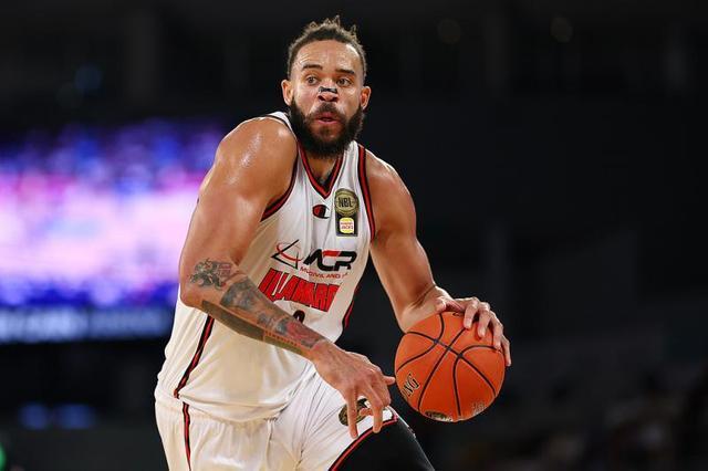 kaiyun-CBA｜冠军中锋麦基抵京报到，北汽男篮如虎添翼