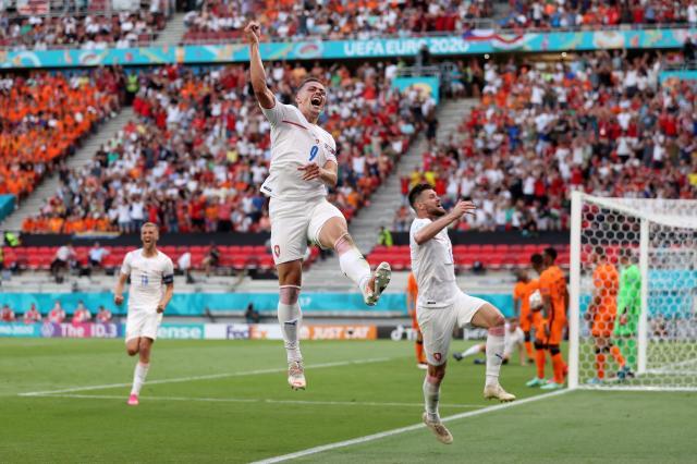 开云体育APP-本届欧洲杯首个冷门！捷克每球必争击败自大的荷兰