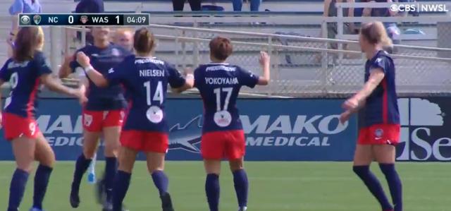 开云体育入口-女哈兰德出场!篮板王罗德曼女儿职业首秀即进球