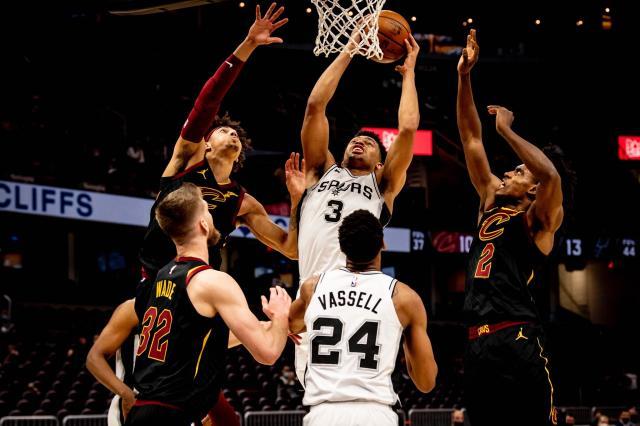 身高不足2米砍下双20 马刺小将活力十足比肩邓肯